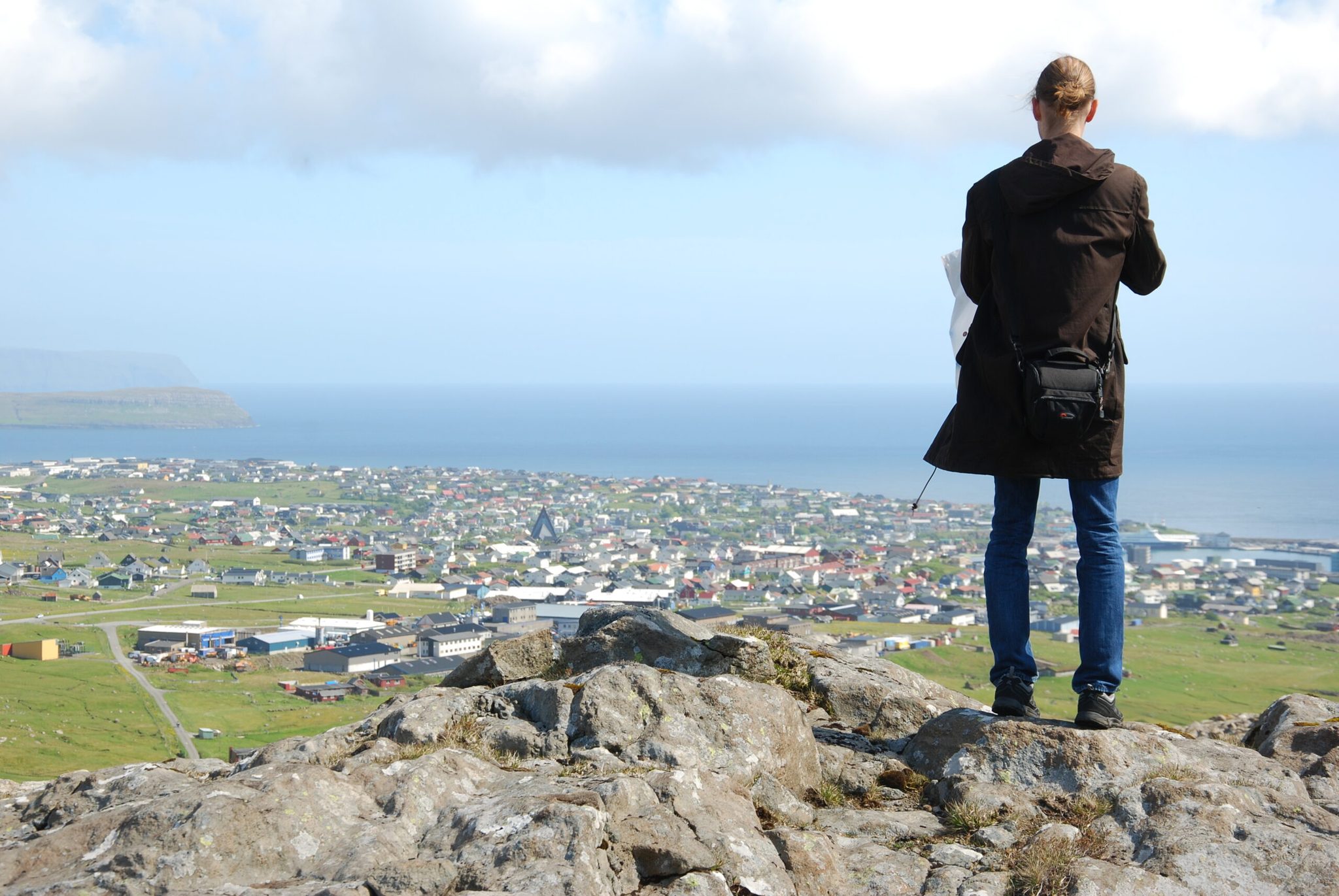 Utsikt över stad från berg