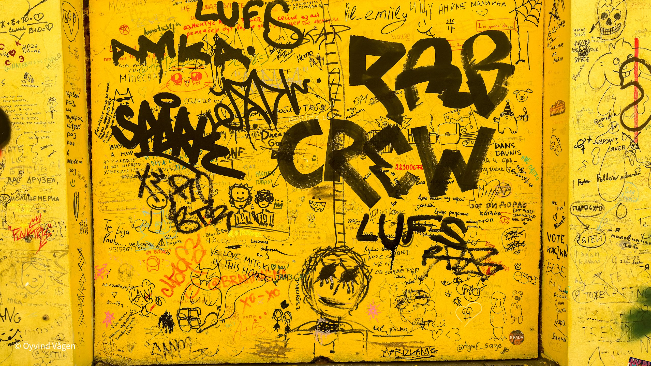 Klotter och graffiti på en vägg.