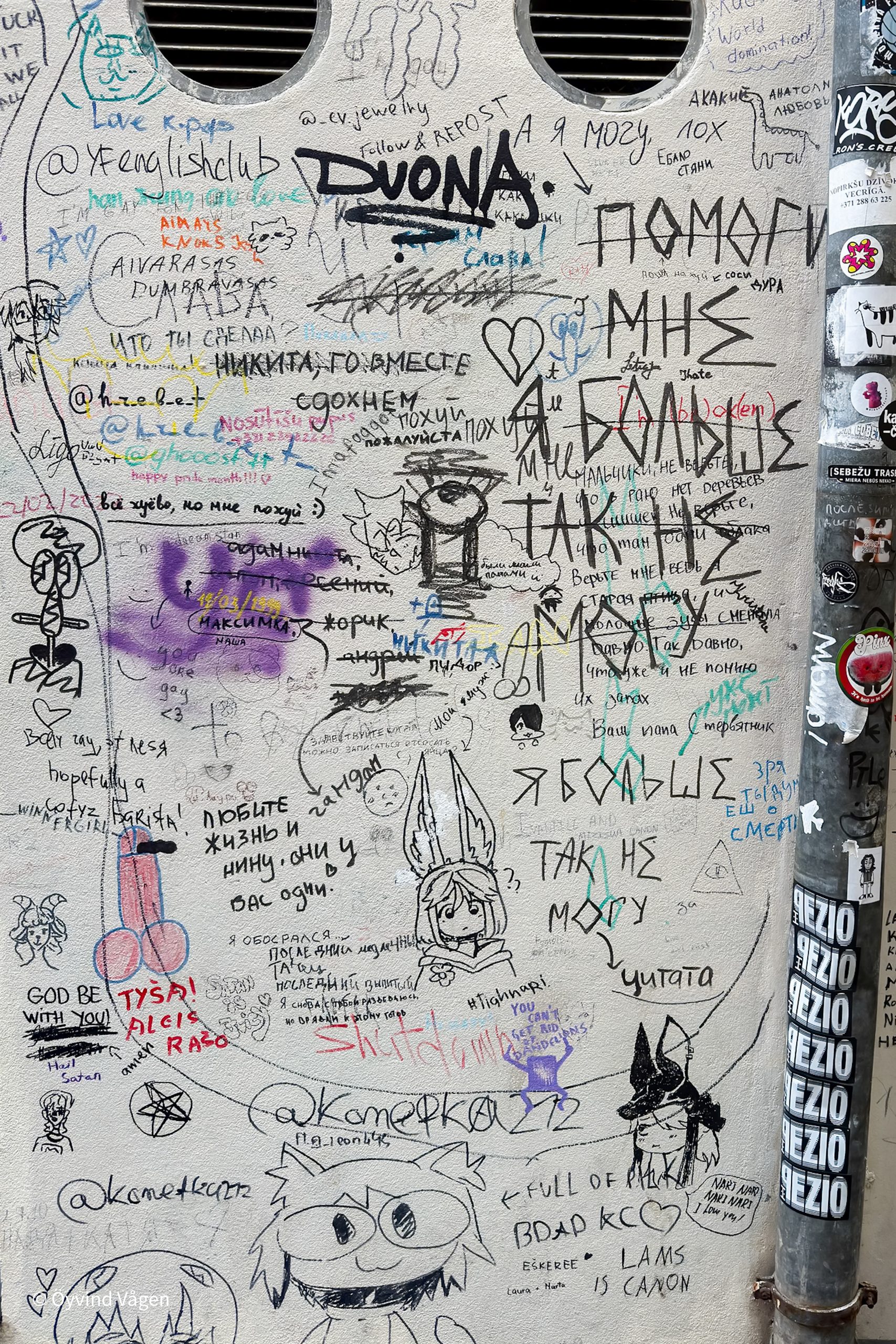 Mångfald av graffiti och teckningar.