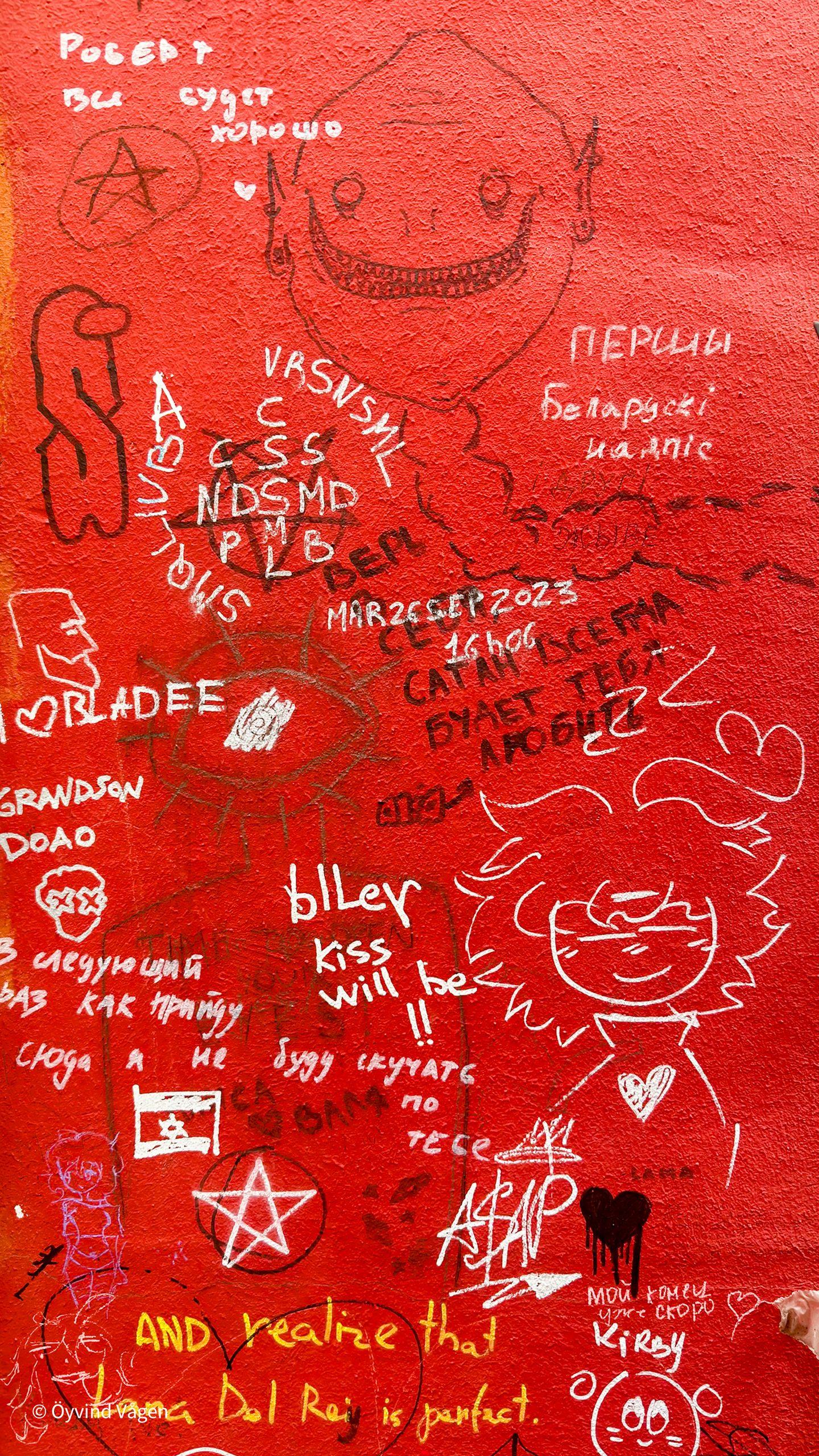 Graffiti med olika stilar och budskap.