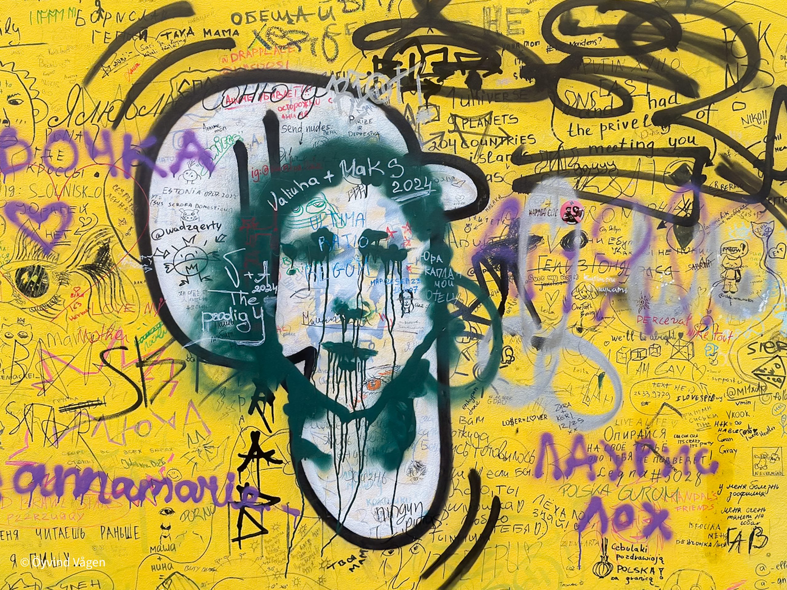 Porträtt med färgglad graffiti.