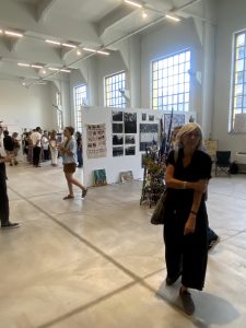 Besökare bland konstverken i en ljus utställningssal på Platforms Project.