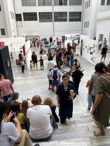 Vy från trappan över besökare och utställningsmontrar på Platforms Project.