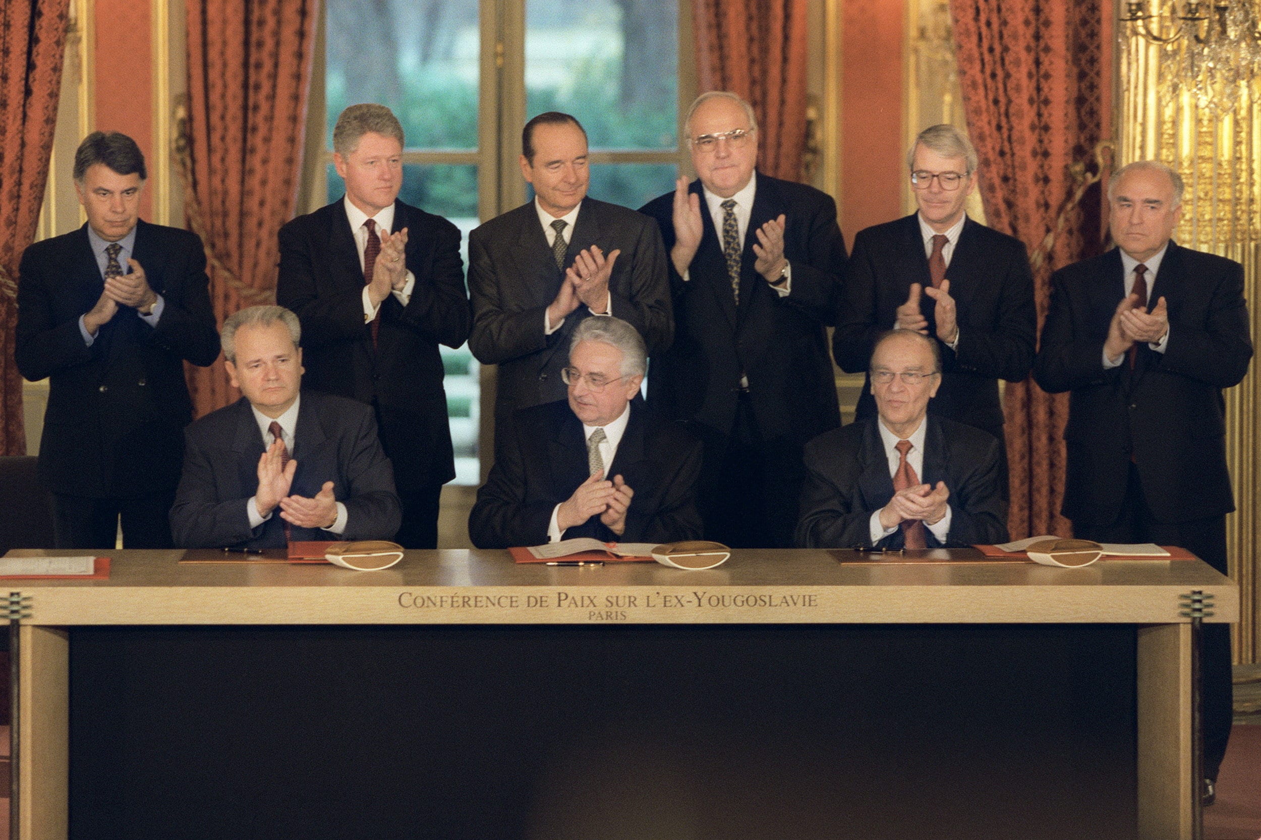 Daytonavtalet undertecknas i Paris den 14 december 1995. Sittande från vänster: Slobodan Milošević, Franjo Tuđman och Alija Izetbegović.