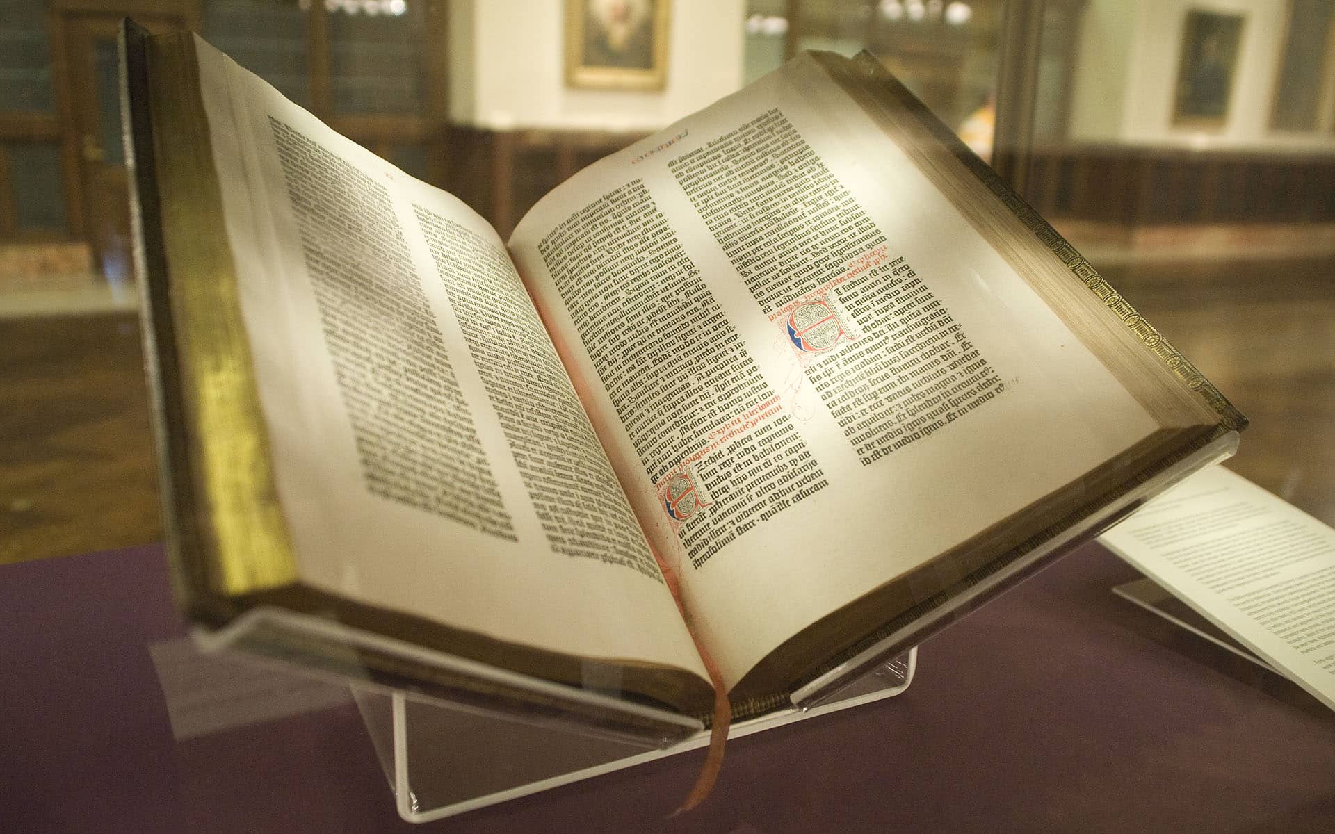 Ett uppslag i Gutenbergs bibel, Lenox-exemplaret på New York Public Library.