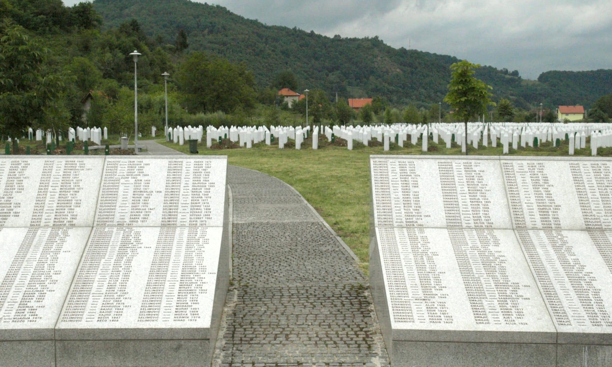 Gravfältet vid minnescentret i Potočari utanför Srebrenica, fotograferat 2008.