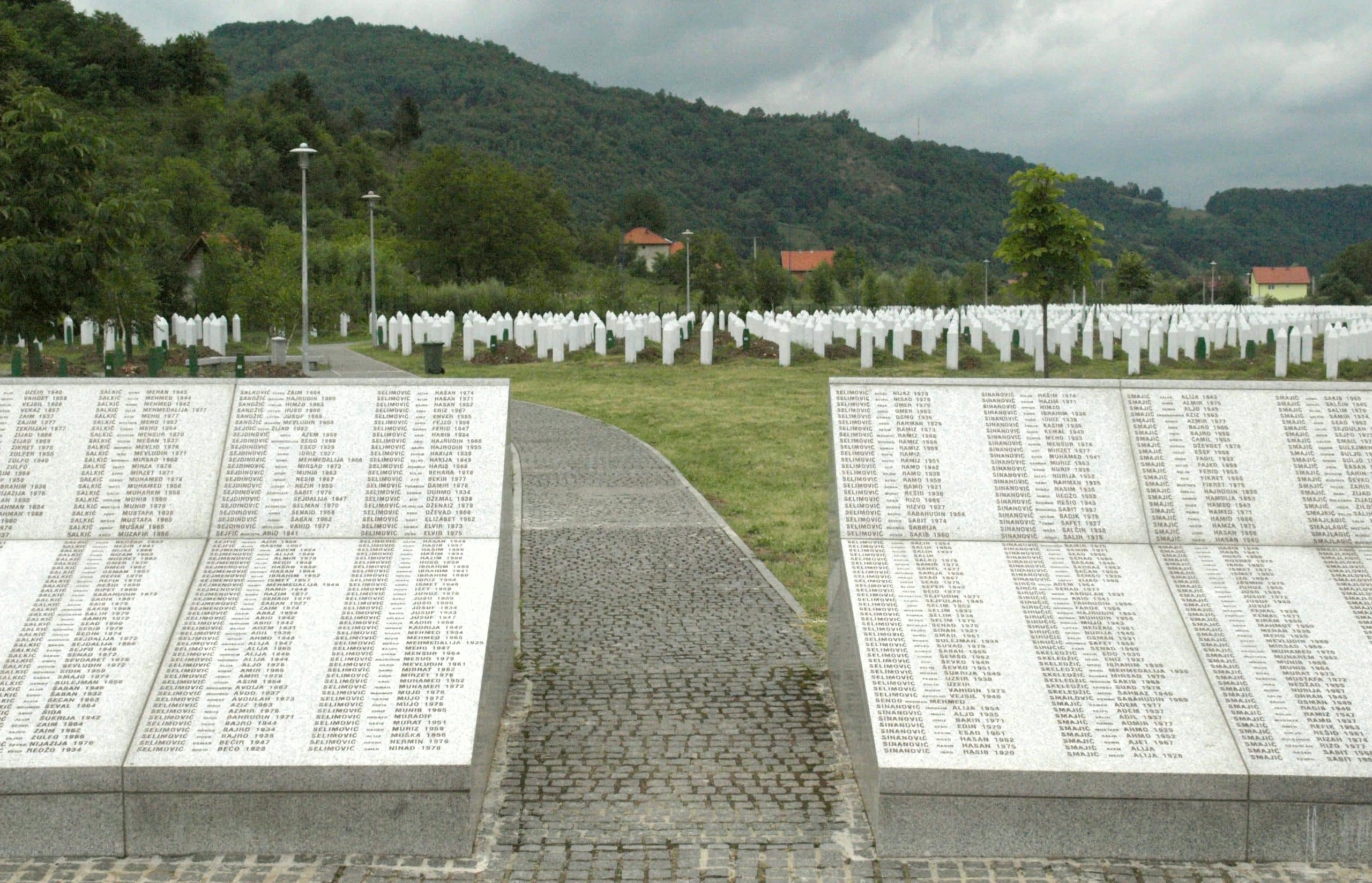 Gravfältet vid minnescentret i Potočari utanför Srebrenica, fotograferat 2008.