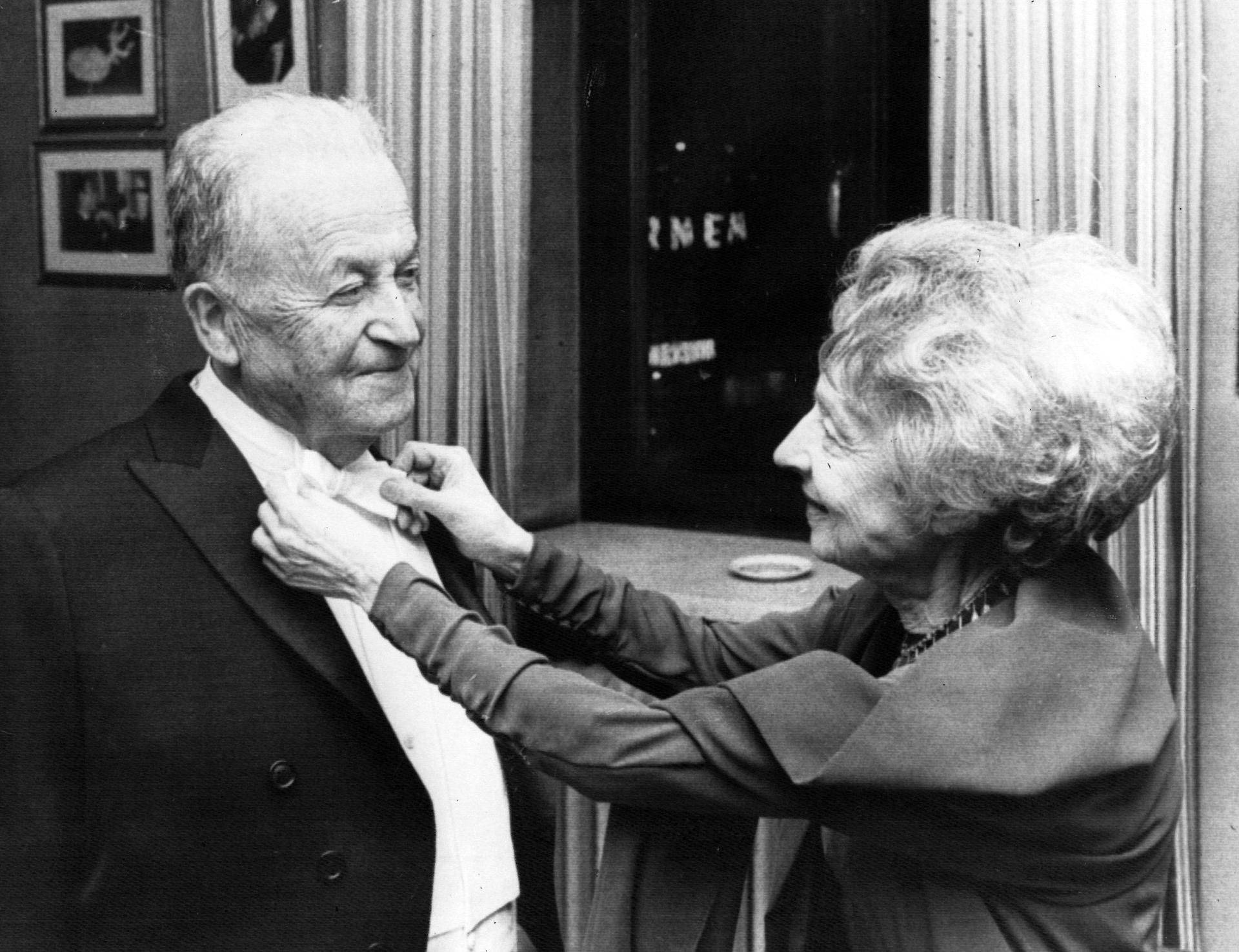 Nelly Sachs och Samuel Agnon tillsammans inför Nobelfestligheterna 1966.