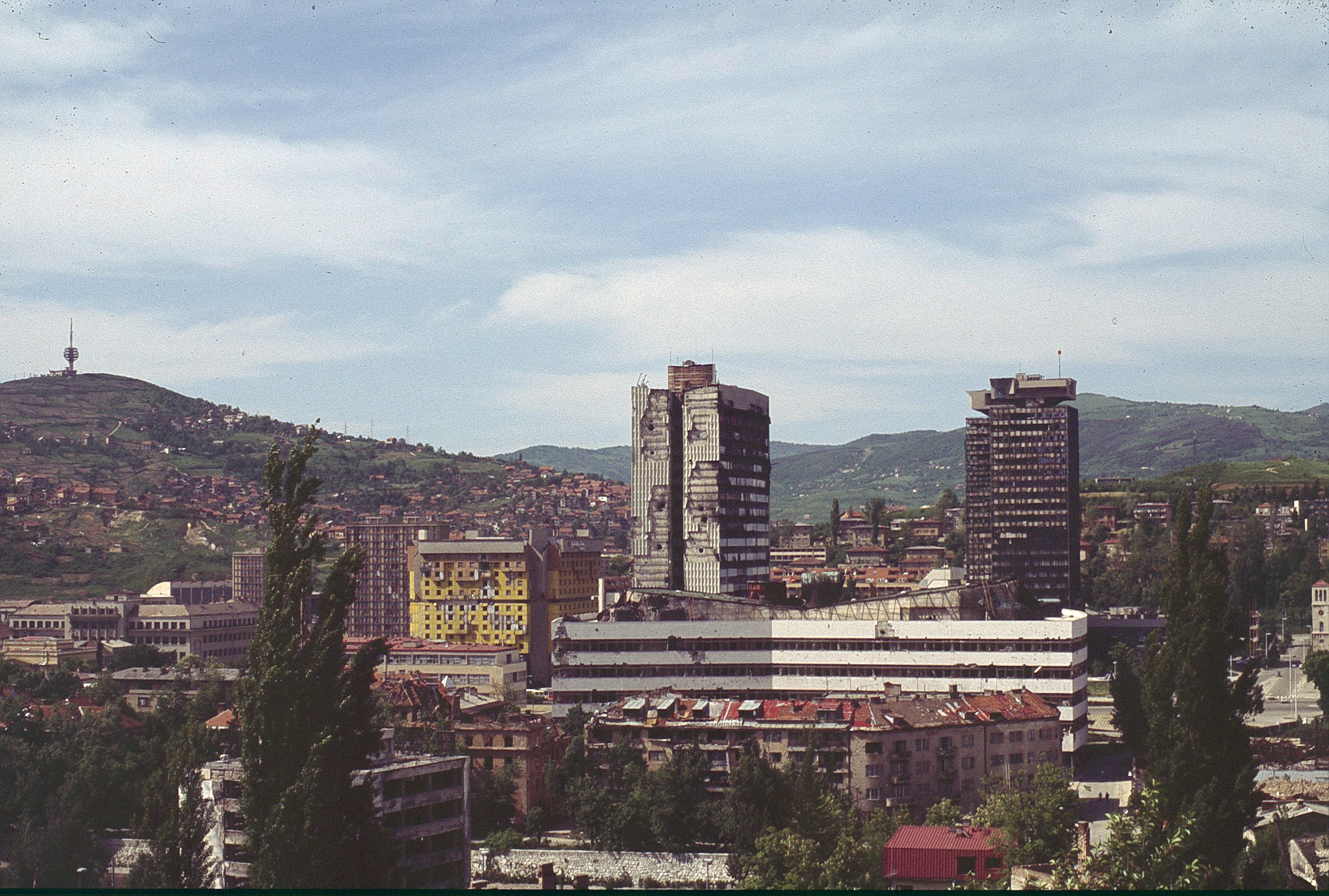 De krigsskadade Unis-tornen i Sarajevo i maj 1996, efter belägringens slut.