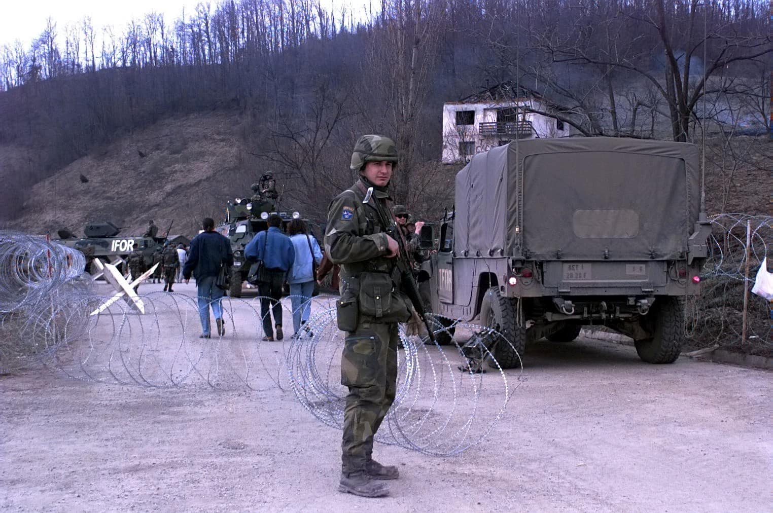 En svensk soldat bevakar en infart nära Doboj den 26 mars 1996.